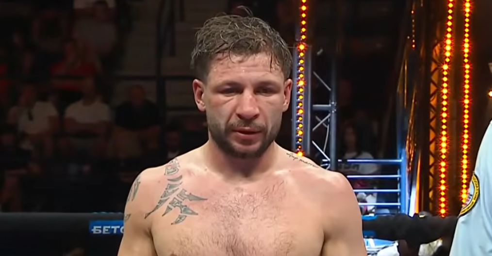 มวยหลุดจากหัวของ แม็กซี่ ฮิวจ์ส หลังทราบข่าวโค้ชหัวใจวายก่อนชก